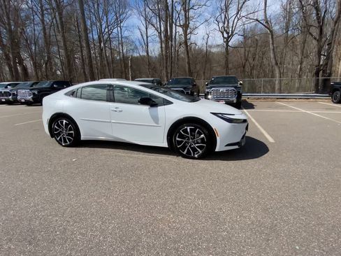 Used 2026 Toyota Prius Plug-In Hybrid FWD image 3