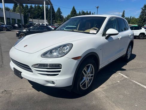 Used 2014 Porsche Cayenne Diesel w/ Comfort Plus Package AWD/4WD image 2