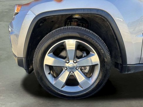 Used 2015 Jeep Grand Cherokee Limited w/ Luxury Group II image 38