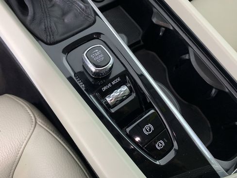 Used 2019 Volvo XC60 T5 Momentum w/ Premium Package image 17