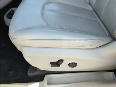 Used 2021 Chrysler Voyager Lxi image 27