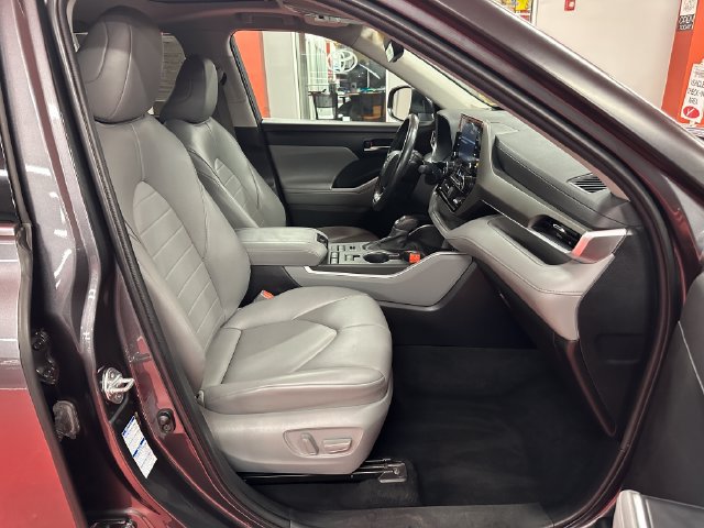 Used 2022 Toyota Highlander XLE AWD/4WD image 16