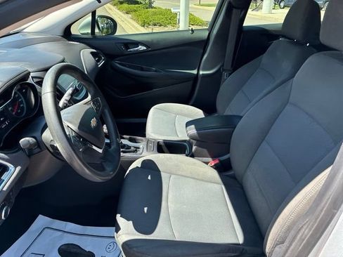 Used 2018 Chevrolet Cruze LT w/ Convenience Package FWD image 10