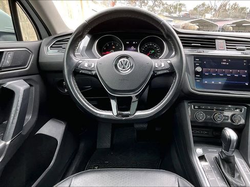 Used 2018 Volkswagen Tiguan SE w/ Panoramic Sunroof Package image 6
