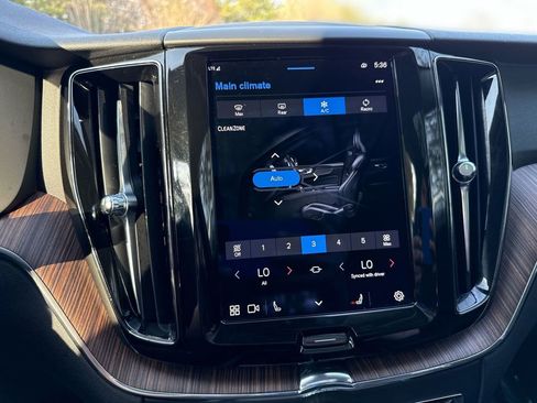 Used 2022 Volvo XC60 B5 Momentum image 17