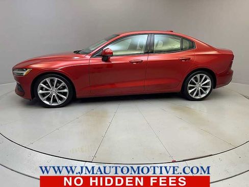 Used 2020 Volvo S60 T5 Momentum image 2