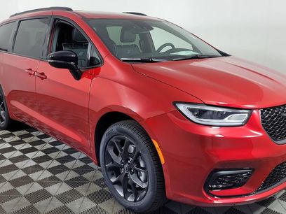 New 2026 Chrysler Pacifica Limited w/ S Appearance Package