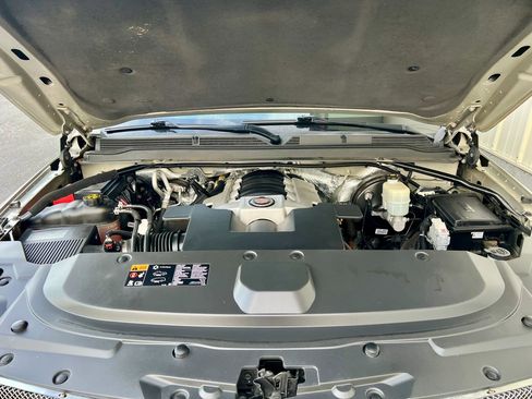 Used 2015 Cadillac Escalade Luxury image 11