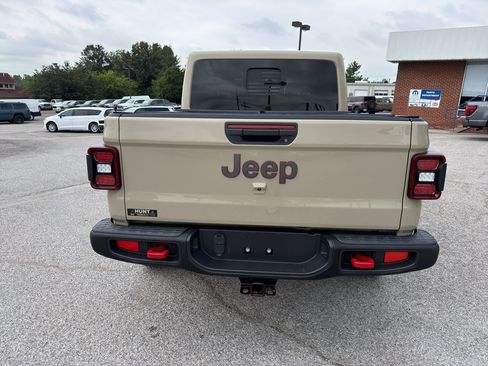 Used 2022 Jeep Gladiator Rubicon w/ LED Lighting Group AWD/4WD image 6
