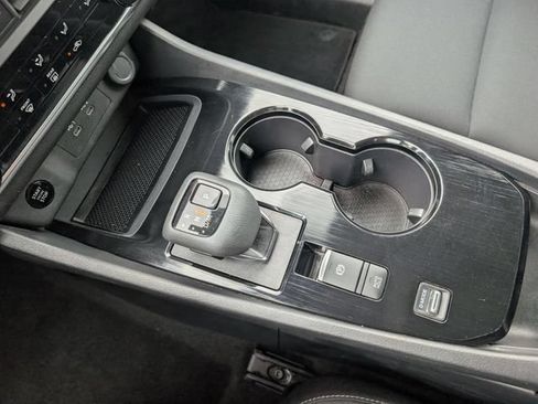 Used 2024 Nissan Rogue S FWD image 18