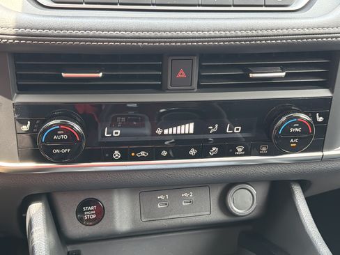 Used 2025 Nissan Rogue SV w/ SV Premium Package FWD image 8