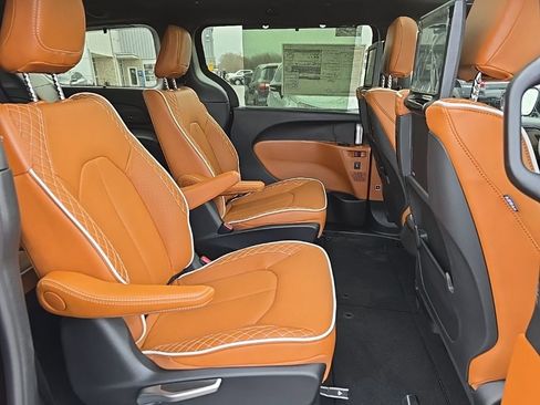 New 2026 Chrysler Pacifica Pinnacle image 52