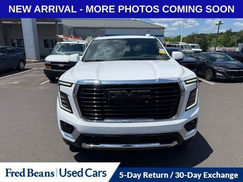 Used 2025 GMC Yukon Elevation w/ Elevation Premium Package AWD/4WD image 2
