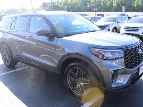Used 2025 Ford Explorer ST-Line w/ Premium Package RWD image 4
