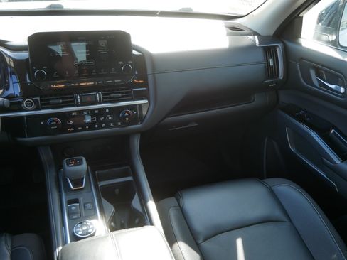 Used 2023 Nissan Pathfinder SL w/ Black Appearance Package AWD/4WD image 11
