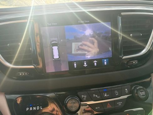 Used 2018 Chrysler Pacifica Touring-L Plus FWD image 17