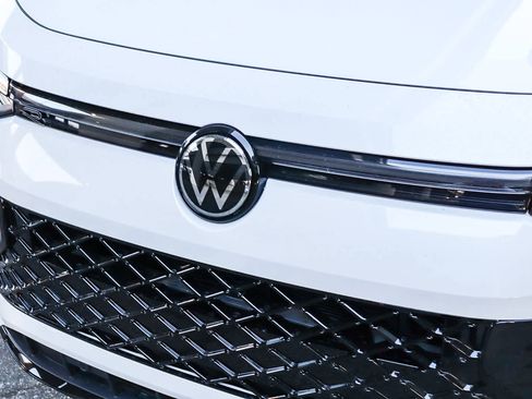 New 2026 Volkswagen Tiguan SE R-Line image 8