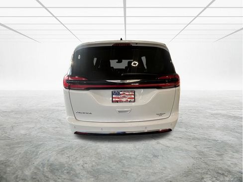 Used 2024 Chrysler Pacifica Touring-L image 5