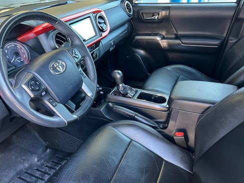 Used 2019 Toyota Tacoma TRD Off-Road AWD/4WD image 11