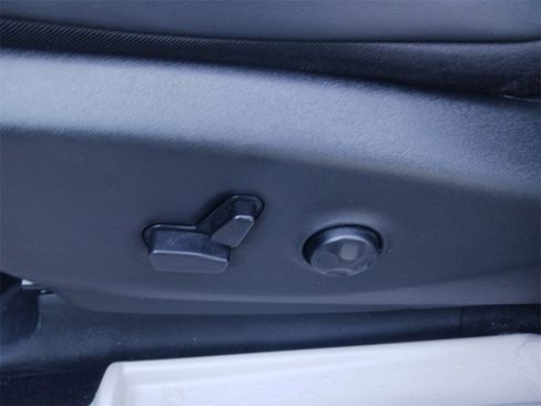 Used 2024 Chrysler Pacifica Touring-L image 30