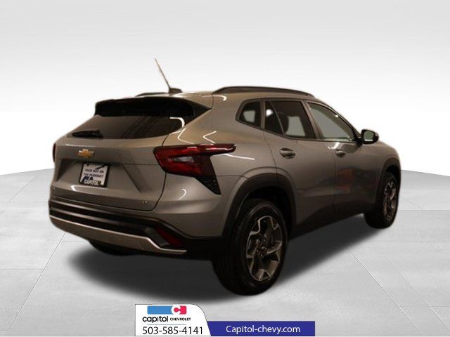 Used 2025 Chevrolet Trax LT FWD image 2