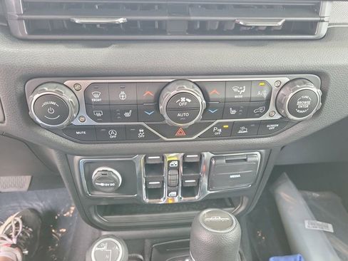 New 2025 Jeep Gladiator Sport image 22