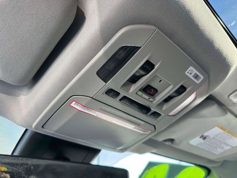 Used 2024 Toyota Highlander XLE image 34