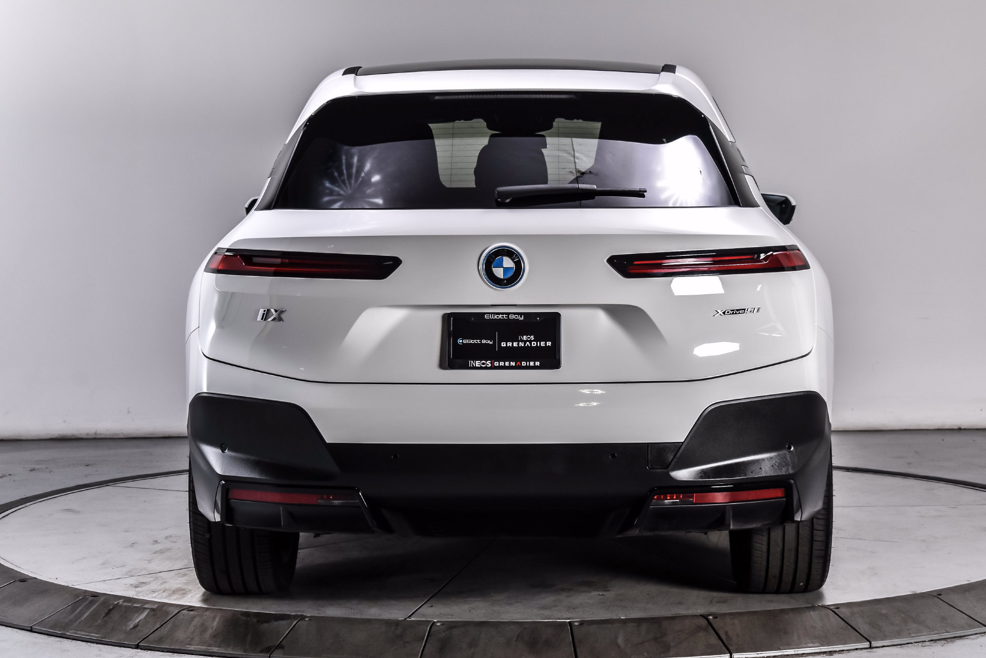 Used 2024 BMW iX xDrive50 w/ Premium Package AWD/4WD image 5