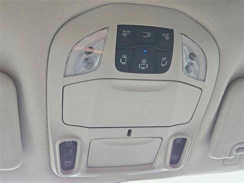Used 2024 Chrysler Pacifica Limited FWD image 33