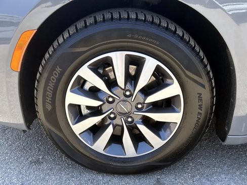 Used 2022 Chrysler Pacifica Touring-L FWD image 9