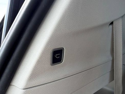 Used 2023 Chrysler Pacifica Touring-L FWD image 8
