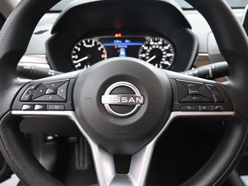 Used 2025 Nissan Altima 2.5 SV FWD image 18