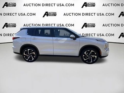 Used 2024 Mitsubishi Outlander SE image 3