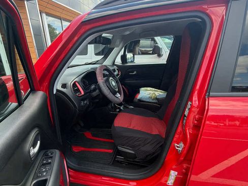 Used 2023 Jeep Renegade Trailhawk AWD/4WD image 3