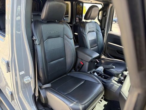 Used 2022 Jeep Wrangler Unlimited Sahara AWD/4WD image 25