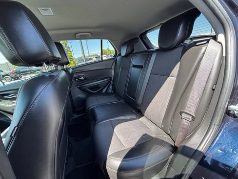 Used 2021 Chevrolet Trax LT w/ LT Convenience Package FWD image 19