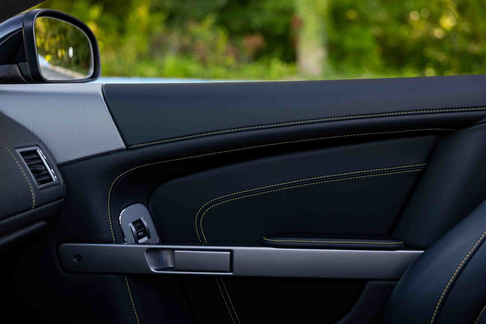 Used 2013 Aston Martin DB9 Volante RWD image 14