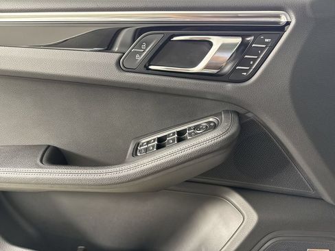 Certified 2024 Porsche Macan AWD/4WD image 34