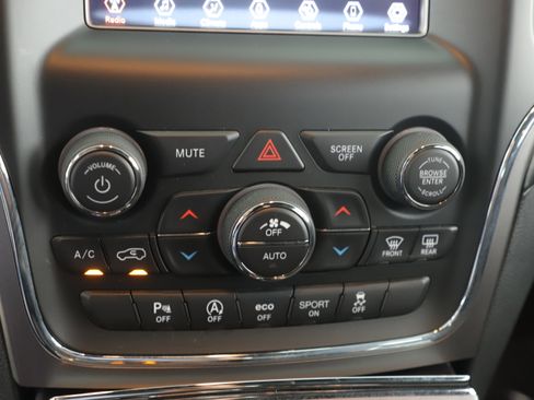 Used 2019 Jeep Grand Cherokee Laredo image 16