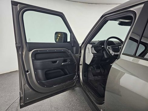 Used 2025 Land Rover Defender 110 X-Dynamic SE image 19