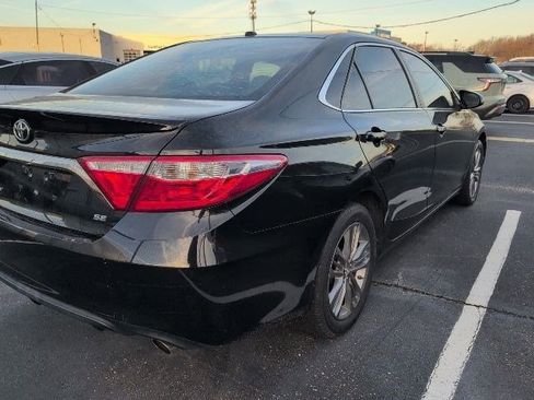 Used 2016 Toyota Camry SE w/ Moonroof Package image 5