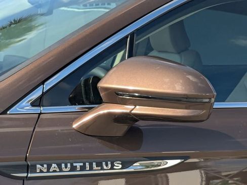 Used 2022 Lincoln Nautilus FWD w/ Premium Package image 12