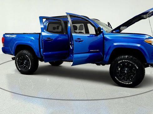Used 2017 Toyota Tacoma TRD Sport AWD/4WD image 14