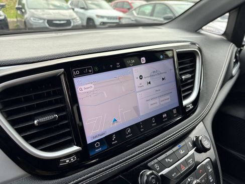 Used 2025 Chrysler Pacifica Limited FWD image 21