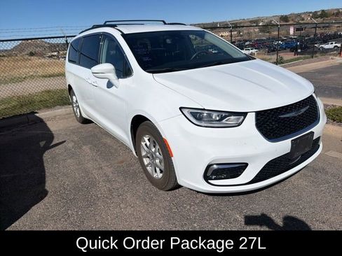 Used 2022 Chrysler Pacifica Touring-L image 3