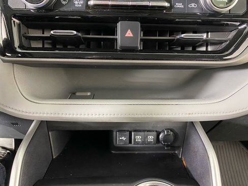 Used 2021 Toyota Highlander XLE image 30