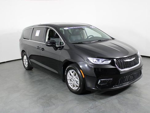 Used 2024 Chrysler Pacifica Touring-L image 11