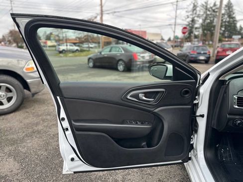 Used 2015 Chrysler 200 Limited image 11