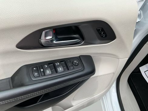 Used 2023 Chrysler Pacifica Touring-L FWD image 14
