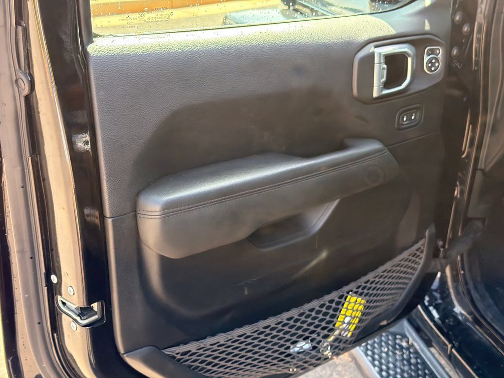 Used 2022 Jeep Wrangler Unlimited Sahara AWD/4WD image 10